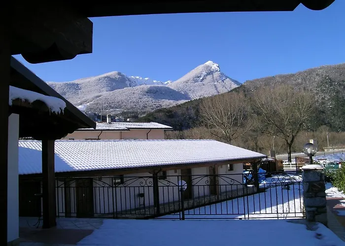 Les לינה וארוחת בוקר